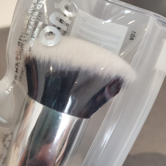 *NEW* QUO Beauty Domed Buffer Brush - Picture 2 of 3